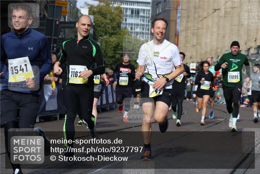05.10.2025 - 20. swb-Marathon Bremen Strokosch-Dieckow http://msf.ph/oto/9237797 05.10.2025 10:56:05 Ziel 9541, 9811, 9950, 9968, 10006, 10009, 10015, 10394, 10641, 10664, 10675, 10959, 10989, 11095, 11148, 11366, 11620, 11626, 11630, 11693 meine-sportfotos.de