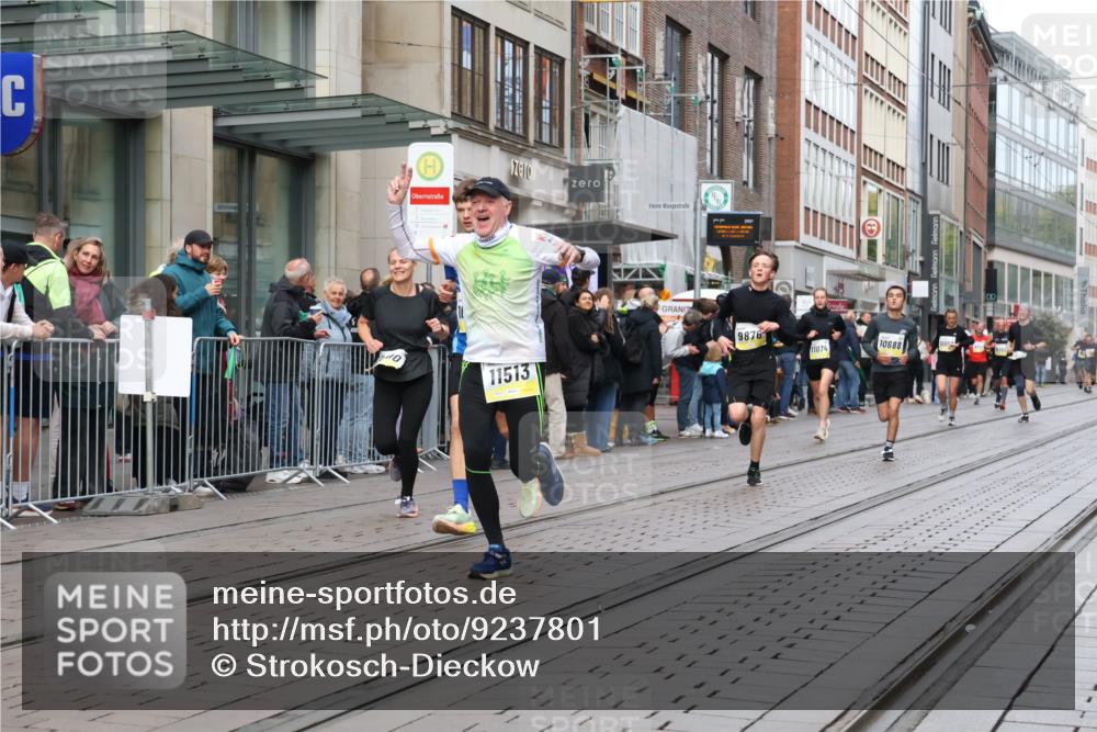 05.10.2025 - 20. swb-Marathon Bremen Strokosch-Dieckow http://msf.ph/oto/9237801 05.10.2025 10:45:47 Ziel 9351, 9362, 9397, 9500, 9876, 10090, 10688, 10773, 10858, 11074, 11446, 11462, 11513, 11617, 9351, 9362, 9397, 9500, 9876, 10090, 10688, 10773, 10858, 11074, 11446, 11462, 11513, 11617 meine-sportfotos.de