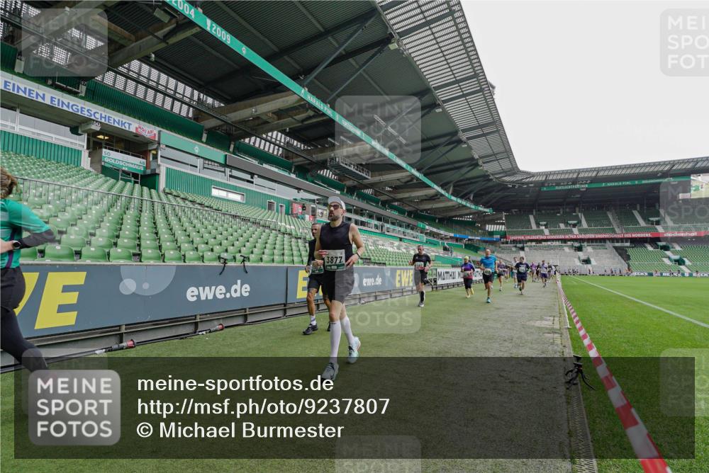 05.10.2025 - 20. swb-Marathon Bremen Michael Burmester http://msf.ph/oto/9237807 05.10.2025 13:01:21 Laufen im Stadion 58, 72, 152, 156, 335, 440, 488, 546, 672, 979, 1082, 1238, 1273, 1423, 1732, 1893, 1933, 1968, 1973, 1996, 1998, 2096, 2102, 2196, 2235, 2330, 2369, 2433, 2446, 2565, 2661, 2668, 2706, 2712, 2806, 2918, 2991, 2995, 3209, 3360, 3387, 3604, 3662, 3663, 3673, 3877, 3979, 4086, 4128, 4216, 4263, 4329, 4618, 4788, 4947, 4980, 5011, 5048, 5080, 5121, 5150, 5183, 5309, 5329, 5414, 5557, 5727, 5752, 5836, 5841, 5985, 6082, 52, 498, 575, 694, 1017, 1116, 2745 meine-sportfotos.de