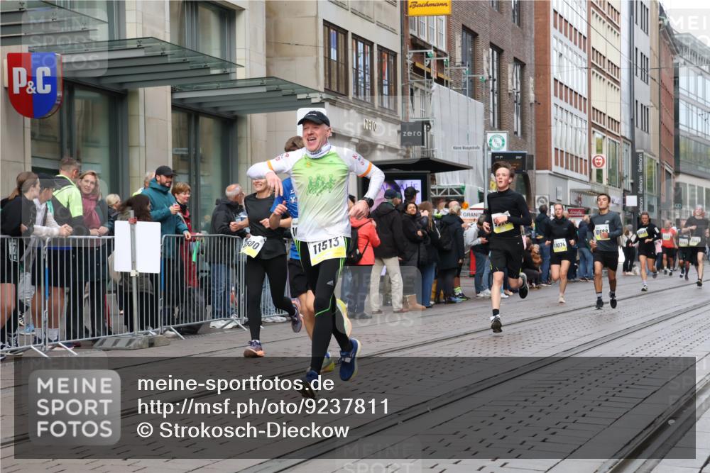 05.10.2025 - 20. swb-Marathon Bremen Strokosch-Dieckow http://msf.ph/oto/9237811 05.10.2025 10:45:48 Ziel 9351, 9362, 9397, 9400, 9500, 9876, 9921, 10090, 10688, 10858, 11074, 11446, 11462, 11513, 11617, 9351, 9362, 9397, 9400, 9500, 9876, 9921, 10090, 10688, 10858, 11074, 11446, 11462, 11513, 11617 meine-sportfotos.de