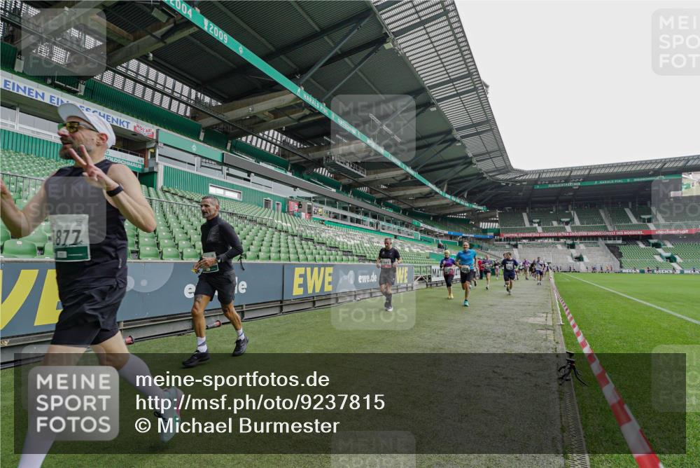 05.10.2025 - 20. swb-Marathon Bremen Michael Burmester http://msf.ph/oto/9237815 05.10.2025 13:01:22 Laufen im Stadion 58, 72, 152, 156, 335, 440, 488, 493, 546, 672, 979, 1082, 1238, 1273, 1423, 1732, 1893, 1933, 1968, 1973, 1996, 1998, 2096, 2102, 2196, 2235, 2330, 2369, 2433, 2446, 2565, 2661, 2668, 2706, 2712, 2806, 2918, 2991, 2995, 3209, 3360, 3387, 3604, 3662, 3663, 3673, 3877, 3979, 4086, 4128, 4216, 4263, 4329, 4618, 4788, 4947, 4980, 5011, 5048, 5080, 5121, 5150, 5183, 5309, 5329, 5414, 5557, 5727, 5731, 5752, 5836, 5841, 5985, 6082, 52, 498, 575, 694, 1017, 1116, 2745 meine-sportfotos.de