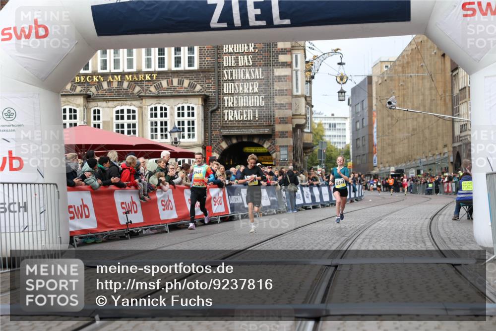 05.10.2025 - 20. swb-Marathon Bremen Yannick Fuchs http://msf.ph/oto/9237816 05.10.2025 10:39:10 Ziel 9403, 10847, 11594 meine-sportfotos.de