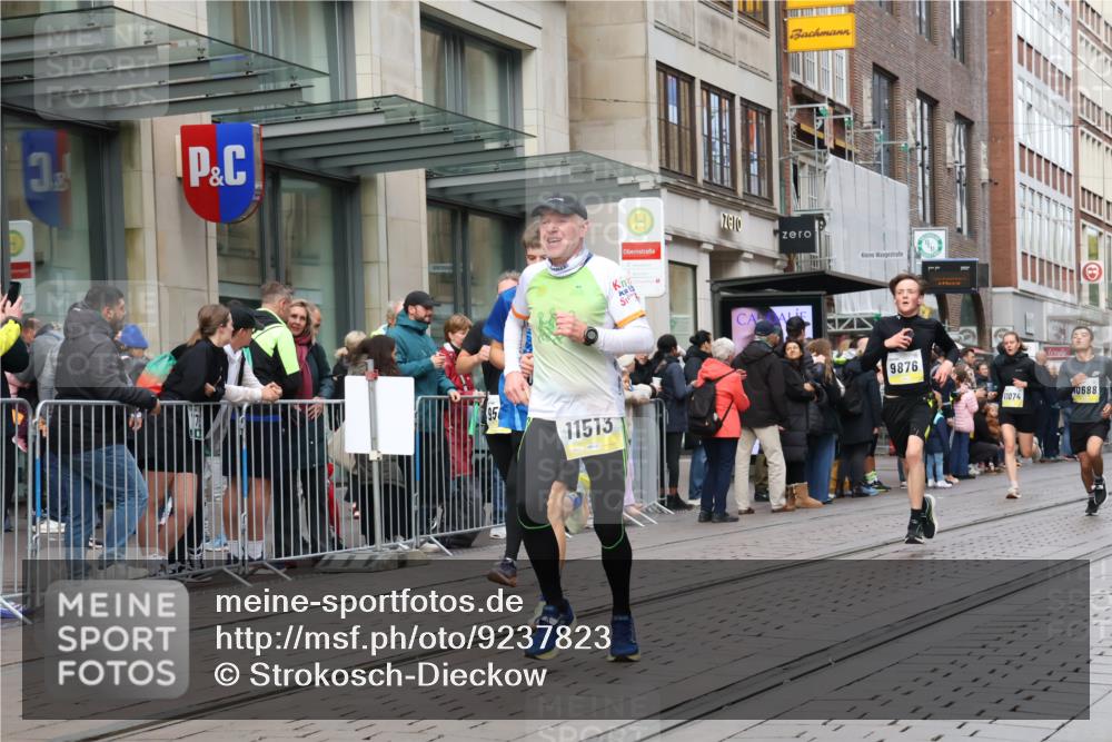 05.10.2025 - 20. swb-Marathon Bremen Strokosch-Dieckow http://msf.ph/oto/9237823 05.10.2025 10:45:48 Ziel 9351, 9362, 9397, 9400, 9500, 9876, 9921, 10090, 10688, 10858, 11074, 11446, 11462, 11513, 11617, 9351, 9362, 9397, 9400, 9500, 9876, 9921, 10090, 10688, 10858, 11074, 11446, 11462, 11513, 11617 meine-sportfotos.de