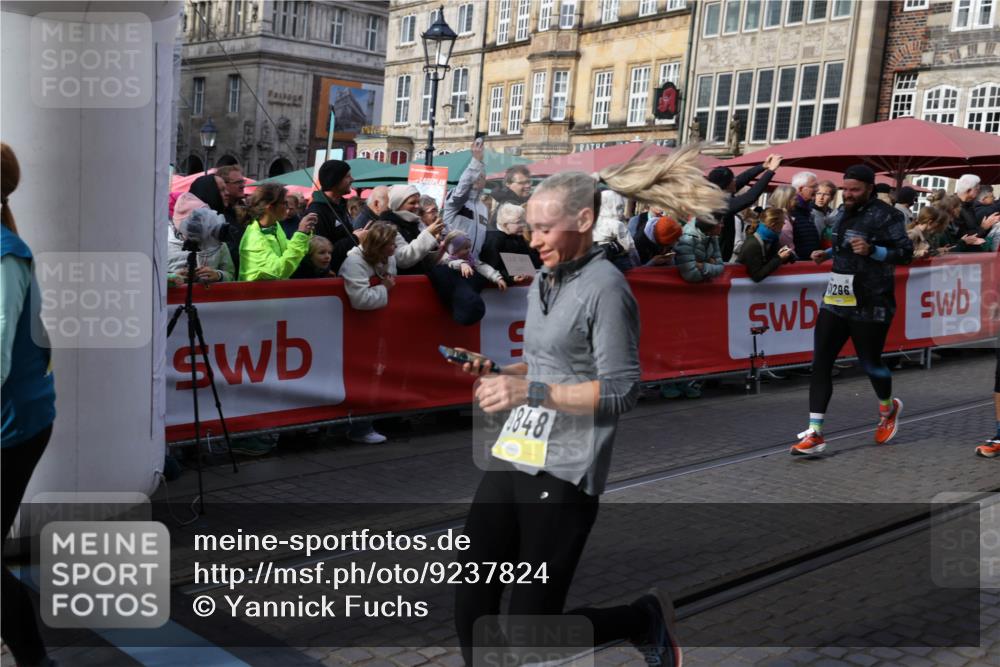 05.10.2025 - 20. swb-Marathon Bremen Yannick Fuchs http://msf.ph/oto/9237824 05.10.2025 11:06:18 Ziel 9387, 9438, 9786, 10100, 10101, 10192, 10249, 10462, 10623, 10848, 11231, 11296, 11433, 11525 meine-sportfotos.de