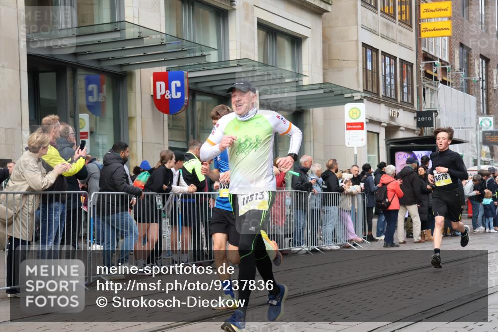 05.10.2025 - 20. swb-Marathon Bremen Strokosch-Dieckow http://msf.ph/oto/9237836 05.10.2025 10:45:48 Ziel 9351, 9362, 9397, 9400, 9500, 9876, 9921, 10090, 10688, 10858, 11074, 11446, 11462, 11513, 11617, 9351, 9362, 9397, 9400, 9500, 9876, 9921, 10090, 10688, 10858, 11074, 11446, 11462, 11513, 11617 meine-sportfotos.de