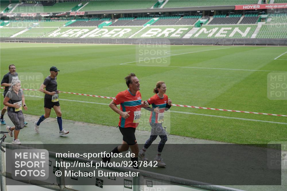 05.10.2025 - 20. swb-Marathon Bremen Michael Burmester http://msf.ph/oto/9237842 05.10.2025 10:33:21 Laufen im Stadion 7077, 9000, 9187, 9195, 9197, 9221, 9258, 9260, 9282, 9295, 9318, 9359, 9367, 9392, 9402, 9407, 9424, 9461, 9464, 9475, 9492, 9520, 9539, 9541, 9560, 9569, 9570, 9574, 9577, 9633, 9650, 9654, 9703, 9717, 9754, 9835, 9855, 9856, 9900, 9918, 9933, 9935, 9939, 9950, 10007, 10008, 10032, 10034, 10042, 10097, 10174, 10232, 10233, 10234, 10253, 10256, 10308, 10309, 10323, 10326, 10349, 10387, 10394, 10402, 10436, 10475, 10484, 10533, 10591, 10755, 10794, 10915, 10992, 7165 meine-sportfotos.de