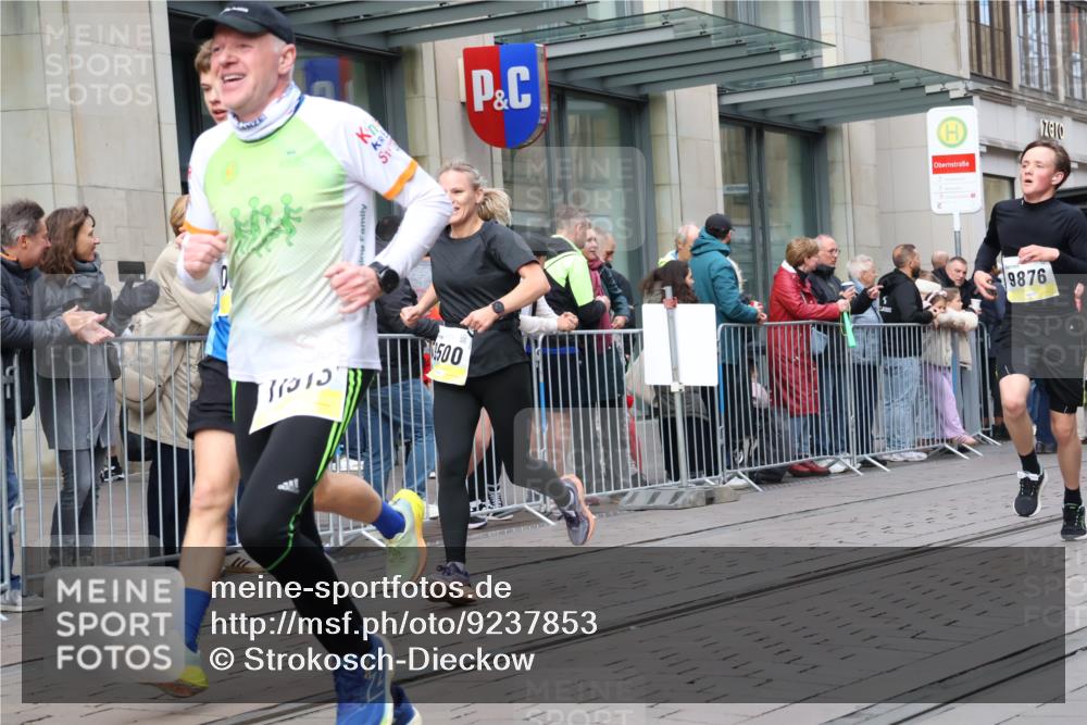 05.10.2025 - 20. swb-Marathon Bremen Strokosch-Dieckow http://msf.ph/oto/9237853 05.10.2025 10:45:49 Ziel 9351, 9362, 9397, 9400, 9500, 9876, 9921, 10090, 10688, 10858, 11074, 11446, 11462, 11513, 11617, 9351, 9362, 9397, 9400, 9500, 9876, 9921, 10090, 10688, 10858, 11074, 11446, 11462, 11513, 11617 meine-sportfotos.de
