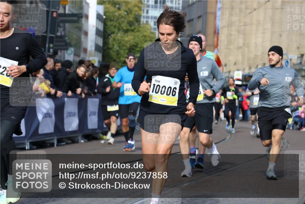 05.10.2025 - 20. swb-Marathon Bremen Strokosch-Dieckow http://msf.ph/oto/9237858 05.10.2025 10:56:09 Ziel 9258, 9811, 9855, 9968, 10006, 10009, 10664, 10989, 10992, 11095, 11364, 11366, 11620, 11630, 11693, 11741 meine-sportfotos.de