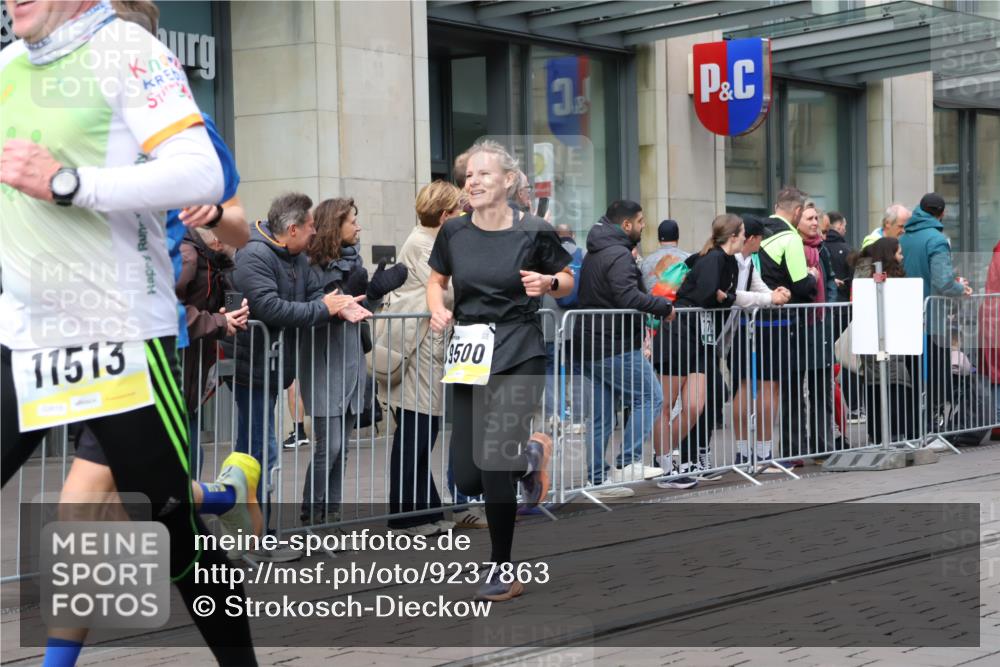 05.10.2025 - 20. swb-Marathon Bremen Strokosch-Dieckow http://msf.ph/oto/9237863 05.10.2025 10:45:49 Ziel 9351, 9362, 9397, 9400, 9500, 9876, 9921, 10090, 10688, 10858, 11074, 11446, 11462, 11513, 11617, 9351, 9362, 9397, 9400, 9500, 9876, 9921, 10090, 10688, 10858, 11074, 11446, 11462, 11513, 11617 meine-sportfotos.de
