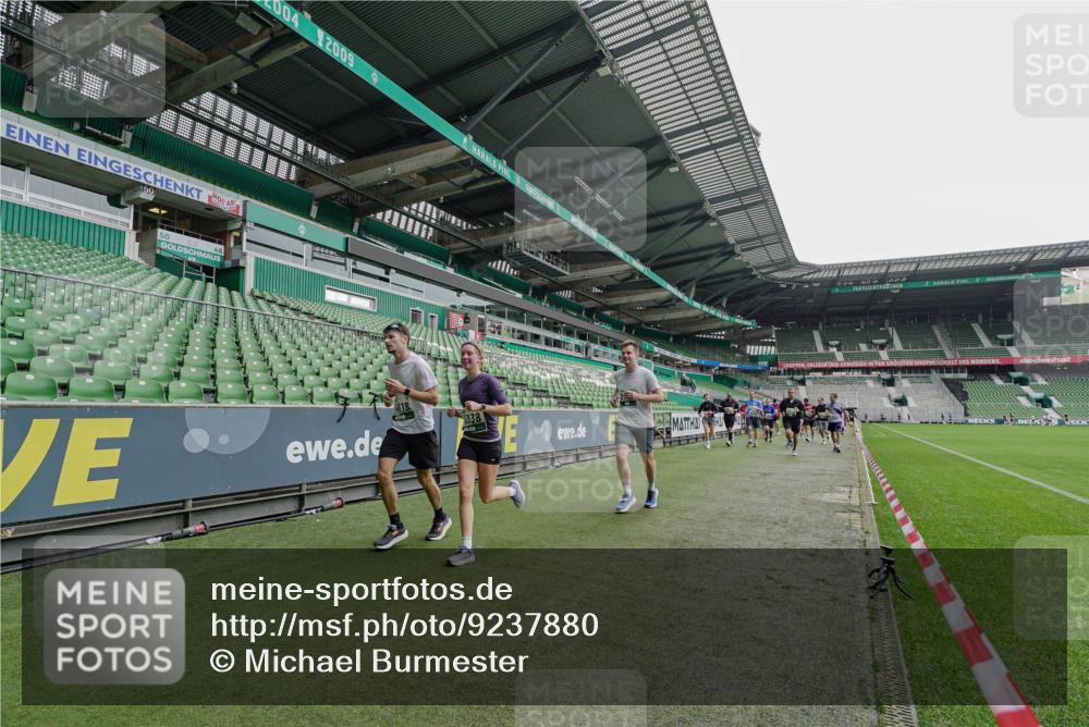 05.10.2025 - 20. swb-Marathon Bremen Michael Burmester http://msf.ph/oto/9237880 05.10.2025 13:01:27 Laufen im Stadion 58, 72, 152, 156, 335, 440, 488, 493, 546, 672, 979, 1082, 1238, 1273, 1361, 1423, 1732, 1759, 1893, 1933, 1973, 1996, 1998, 2096, 2102, 2196, 2235, 2330, 2369, 2433, 2446, 2555, 2565, 2661, 2668, 2706, 2712, 2796, 2806, 2918, 2991, 2995, 3208, 3209, 3360, 3387, 3604, 3662, 3663, 3673, 3877, 3979, 4086, 4128, 4216, 4263, 4329, 4364, 4618, 4882, 4947, 4980, 5011, 5048, 5080, 5121, 5150, 5309, 5329, 5414, 5557, 5570, 5580, 5727, 5731, 5752, 5985, 6082, 52, 575, 1017, 1116 meine-sportfotos.de
