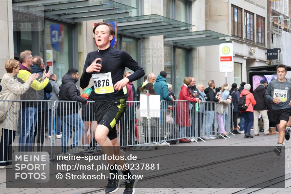 05.10.2025 - 20. swb-Marathon Bremen Strokosch-Dieckow http://msf.ph/oto/9237881 05.10.2025 10:45:50 Ziel 9351, 9362, 9397, 9400, 9500, 9876, 9921, 10090, 10688, 10858, 11074, 11446, 11462, 11513, 9351, 9362, 9397, 9400, 9500, 9876, 9921, 10090, 10688, 10858, 11074, 11446, 11462, 11513 meine-sportfotos.de