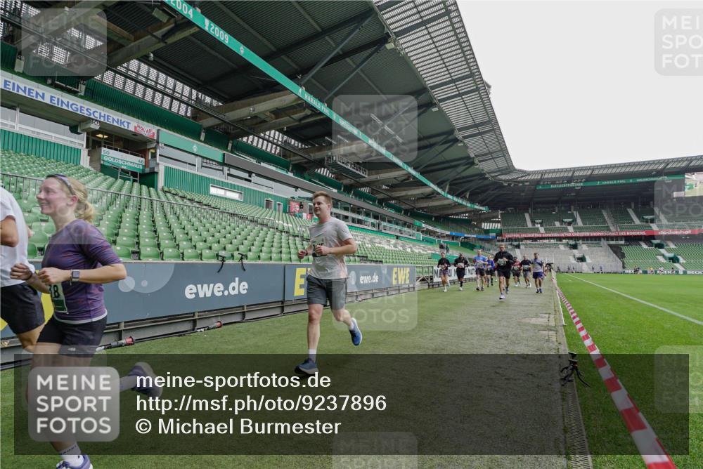 05.10.2025 - 20. swb-Marathon Bremen Michael Burmester http://msf.ph/oto/9237896 05.10.2025 13:01:27 Laufen im Stadion 58, 72, 152, 156, 335, 440, 488, 493, 546, 672, 979, 1082, 1238, 1273, 1361, 1423, 1732, 1759, 1893, 1933, 1973, 1996, 1998, 2096, 2102, 2196, 2235, 2330, 2369, 2433, 2446, 2555, 2565, 2661, 2668, 2706, 2712, 2796, 2806, 2918, 2991, 2995, 3208, 3209, 3360, 3387, 3604, 3662, 3663, 3673, 3877, 3979, 4086, 4128, 4216, 4263, 4329, 4364, 4618, 4882, 4947, 4980, 5011, 5048, 5080, 5121, 5150, 5309, 5329, 5414, 5557, 5570, 5580, 5727, 5731, 5752, 5985, 6082, 52, 575, 1017, 1116 meine-sportfotos.de