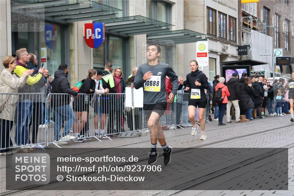 05.10.2025 - 20. swb-Marathon Bremen Strokosch-Dieckow http://msf.ph/oto/9237906 05.10.2025 10:45:51 Ziel 9351, 9362, 9397, 9400, 9500, 9876, 9921, 10090, 10688, 10858, 11074, 11446, 11462, 11513, 9351, 9362, 9397, 9400, 9500, 9876, 9921, 10090, 10688, 10858, 11074, 11446, 11462, 11513 meine-sportfotos.de