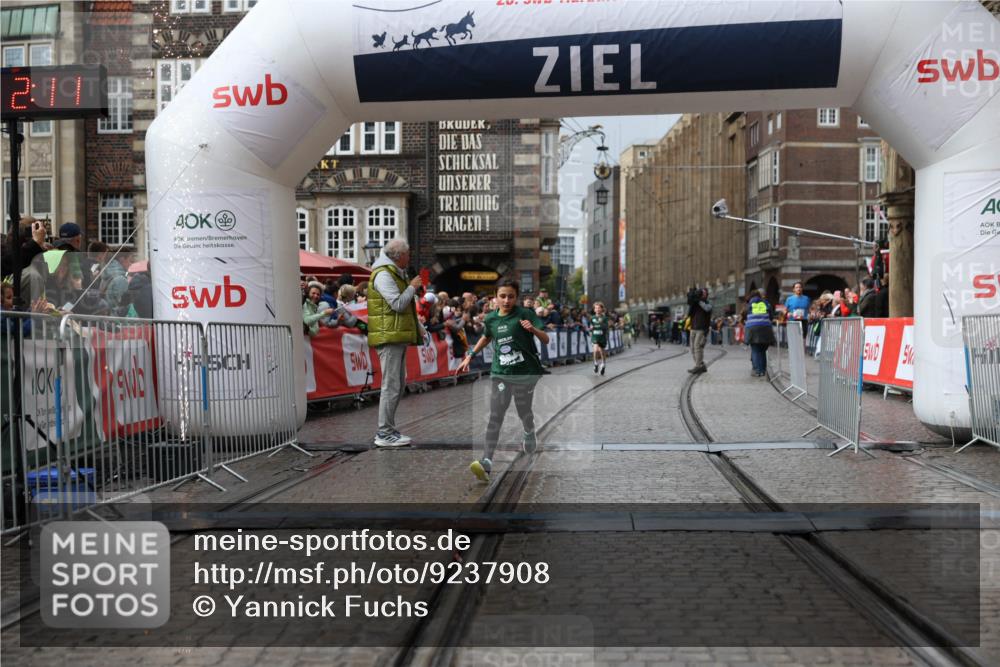 05.10.2025 - 20. swb-Marathon Bremen Yannick Fuchs http://msf.ph/oto/9237908 05.10.2025 15:18:07 Ziel  meine-sportfotos.de