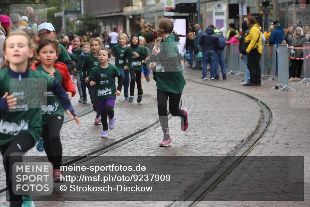 05.10.2025 - 20. swb-Marathon Bremen Strokosch-Dieckow http://msf.ph/oto/9237909 05.10.2025 15:20:57 Ziel  meine-sportfotos.de