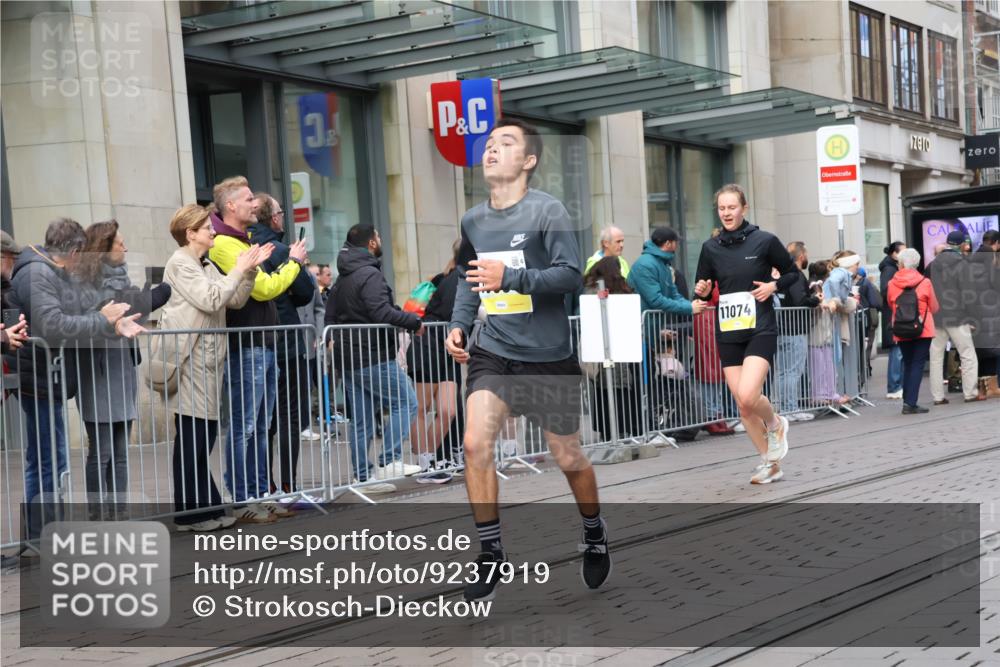 05.10.2025 - 20. swb-Marathon Bremen Strokosch-Dieckow http://msf.ph/oto/9237919 05.10.2025 10:45:51 Ziel 9351, 9362, 9397, 9400, 9500, 9876, 9921, 10090, 10688, 10858, 11074, 11446, 11462, 11513, 9351, 9362, 9397, 9400, 9500, 9876, 9921, 10090, 10688, 10858, 11074, 11446, 11462, 11513 meine-sportfotos.de