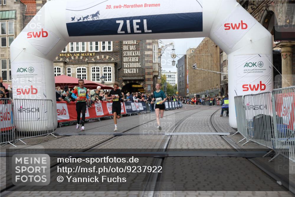 05.10.2025 - 20. swb-Marathon Bremen Yannick Fuchs http://msf.ph/oto/9237922 05.10.2025 10:39:11 Ziel 9403, 10847, 11594 meine-sportfotos.de