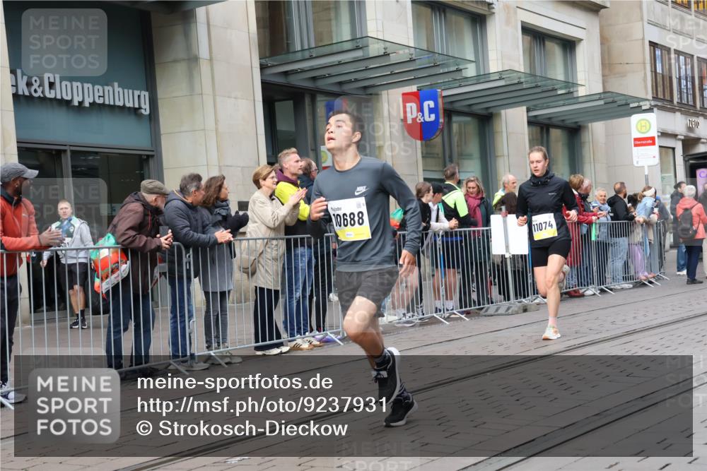 05.10.2025 - 20. swb-Marathon Bremen Strokosch-Dieckow http://msf.ph/oto/9237931 05.10.2025 10:45:52 Ziel 9351, 9362, 9400, 9500, 9921, 10090, 10688, 10858, 11074, 11446, 11462, 11513, 9351, 9362, 9400, 9500, 9921, 10090, 10688, 10858, 11074, 11446, 11462, 11513 meine-sportfotos.de