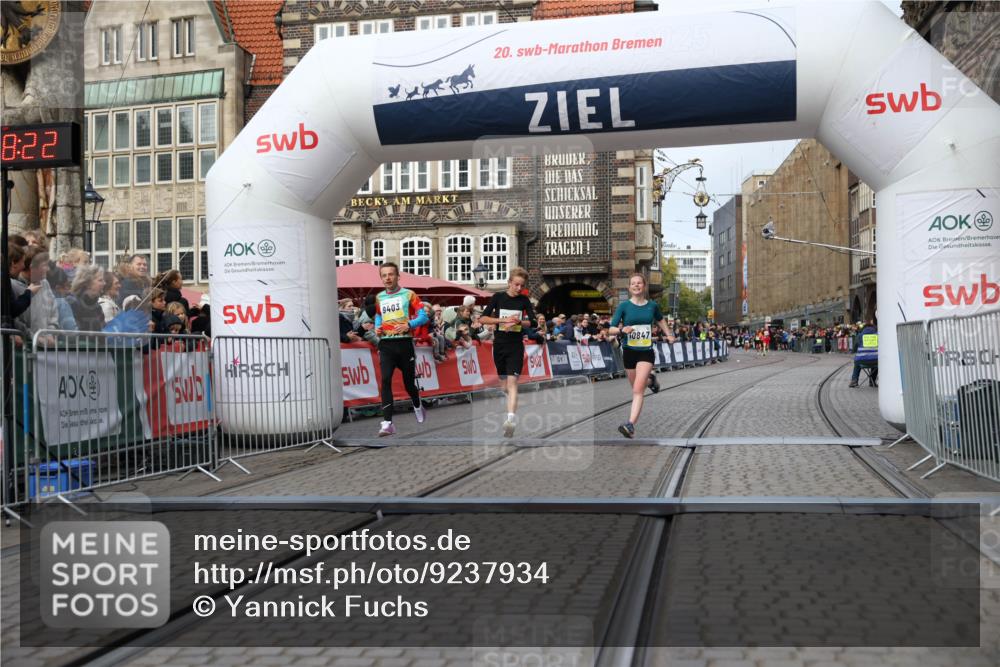05.10.2025 - 20. swb-Marathon Bremen Yannick Fuchs http://msf.ph/oto/9237934 05.10.2025 10:39:11 Ziel 9403, 10847, 11594 meine-sportfotos.de