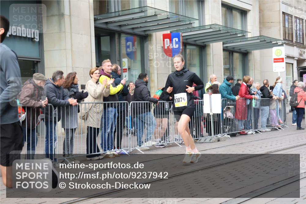 05.10.2025 - 20. swb-Marathon Bremen Strokosch-Dieckow http://msf.ph/oto/9237942 05.10.2025 10:45:52 Ziel 9351, 9362, 9400, 9500, 9921, 10090, 10688, 10858, 11074, 11446, 11462, 11513, 9351, 9362, 9400, 9500, 9921, 10090, 10688, 10858, 11074, 11446, 11462, 11513 meine-sportfotos.de
