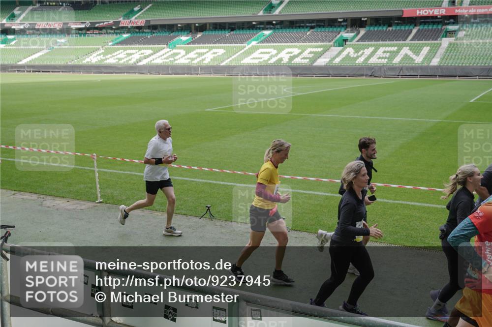 05.10.2025 - 20. swb-Marathon Bremen Michael Burmester http://msf.ph/oto/9237945 05.10.2025 10:33:24 Laufen im Stadion 7077, 9000, 9195, 9197, 9221, 9258, 9260, 9282, 9295, 9318, 9359, 9367, 9392, 9402, 9407, 9424, 9461, 9464, 9492, 9520, 9539, 9541, 9560, 9569, 9570, 9574, 9577, 9633, 9650, 9654, 9703, 9717, 9754, 9811, 9835, 9855, 9856, 9900, 9918, 9933, 9935, 9939, 9950, 10008, 10032, 10034, 10042, 10097, 10174, 10232, 10233, 10234, 10253, 10256, 10308, 10309, 10323, 10326, 10349, 10387, 10394, 10402, 10436, 10475, 10484, 10533, 10591, 10755, 10794, 10915, 10992, 7165 meine-sportfotos.de