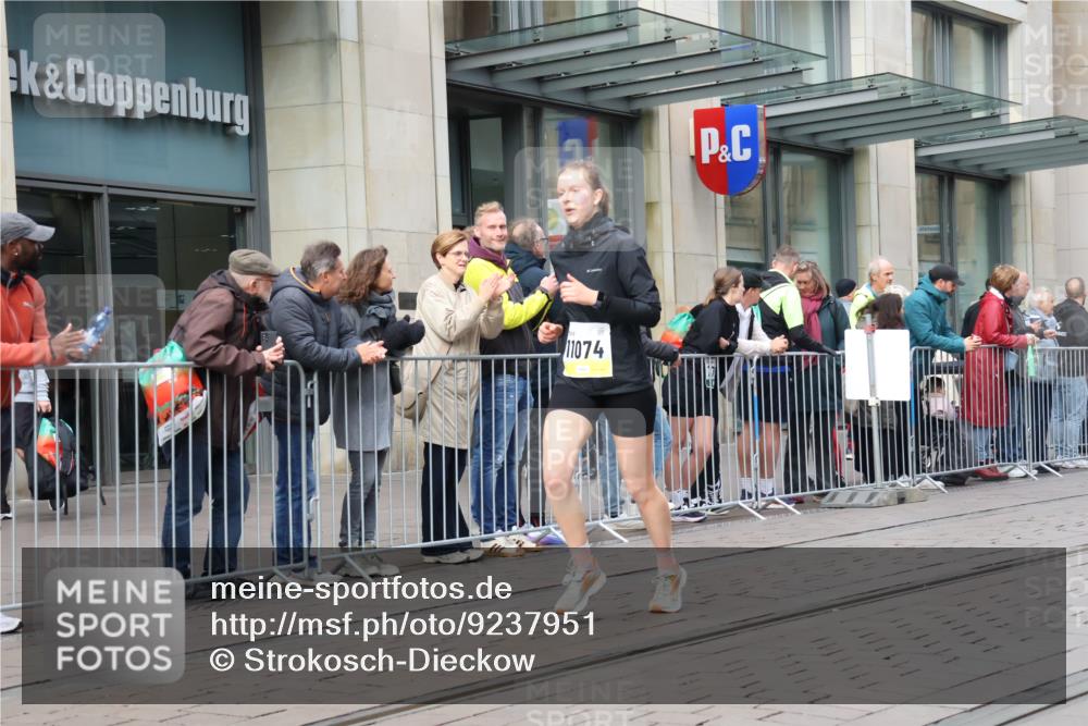 05.10.2025 - 20. swb-Marathon Bremen Strokosch-Dieckow http://msf.ph/oto/9237951 05.10.2025 10:45:52 Ziel 9351, 9362, 9400, 9500, 9921, 10090, 10688, 10858, 11074, 11446, 11462, 11513, 9351, 9362, 9400, 9500, 9921, 10090, 10688, 10858, 11074, 11446, 11462, 11513 meine-sportfotos.de