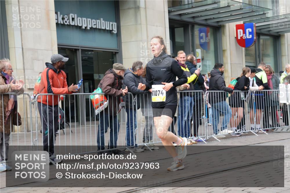 05.10.2025 - 20. swb-Marathon Bremen Strokosch-Dieckow http://msf.ph/oto/9237963 05.10.2025 10:45:53 Ziel 9351, 9362, 9400, 9500, 9921, 10688, 10858, 11074, 11446, 11462, 11513, 9351, 9362, 9400, 9500, 9921, 10688, 10858, 11074, 11446, 11462, 11513 meine-sportfotos.de