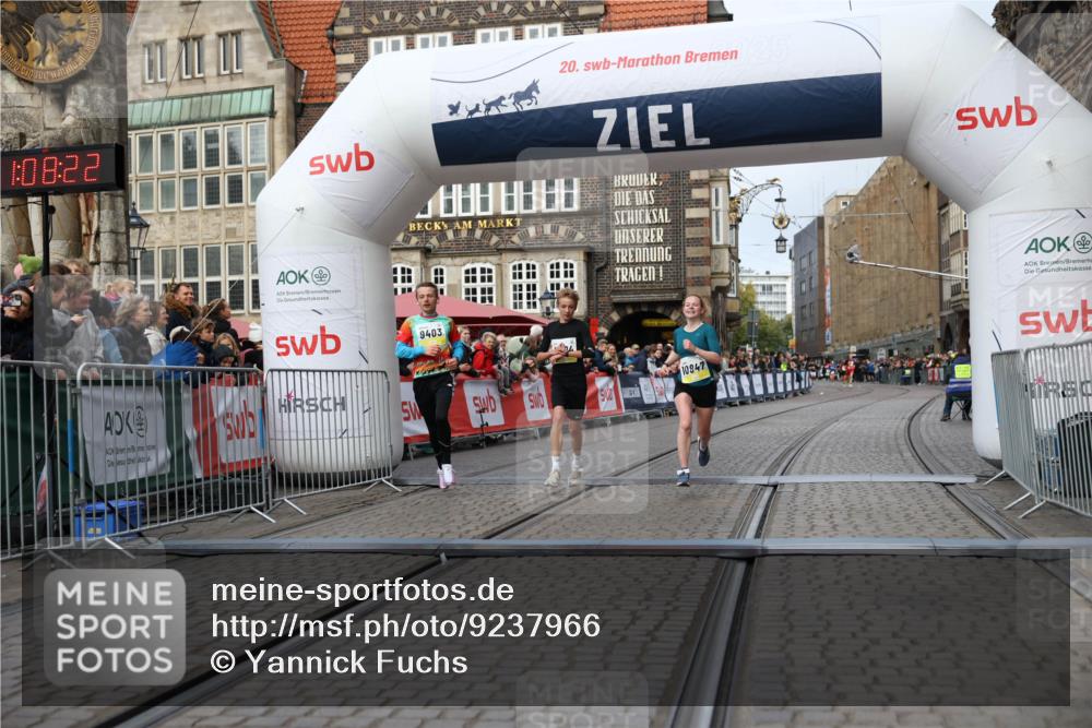05.10.2025 - 20. swb-Marathon Bremen Yannick Fuchs http://msf.ph/oto/9237966 05.10.2025 10:39:12 Ziel 9403, 10847, 11594 meine-sportfotos.de