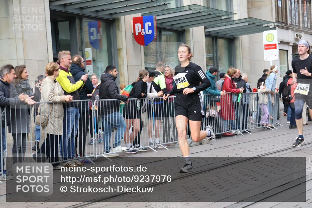 05.10.2025 - 20. swb-Marathon Bremen Strokosch-Dieckow http://msf.ph/oto/9237976 05.10.2025 10:45:55 Ziel 9351, 9362, 9400, 9500, 9921, 10688, 10858, 11074, 11446, 11462, 11513, 9351, 9362, 9400, 9500, 9921, 10688, 10858, 11074, 11446, 11462, 11513 meine-sportfotos.de