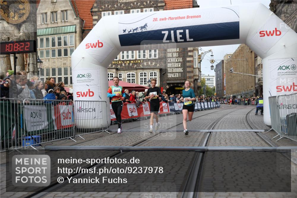 05.10.2025 - 20. swb-Marathon Bremen Yannick Fuchs http://msf.ph/oto/9237978 05.10.2025 10:39:12 Ziel 9403, 10847, 11594 meine-sportfotos.de