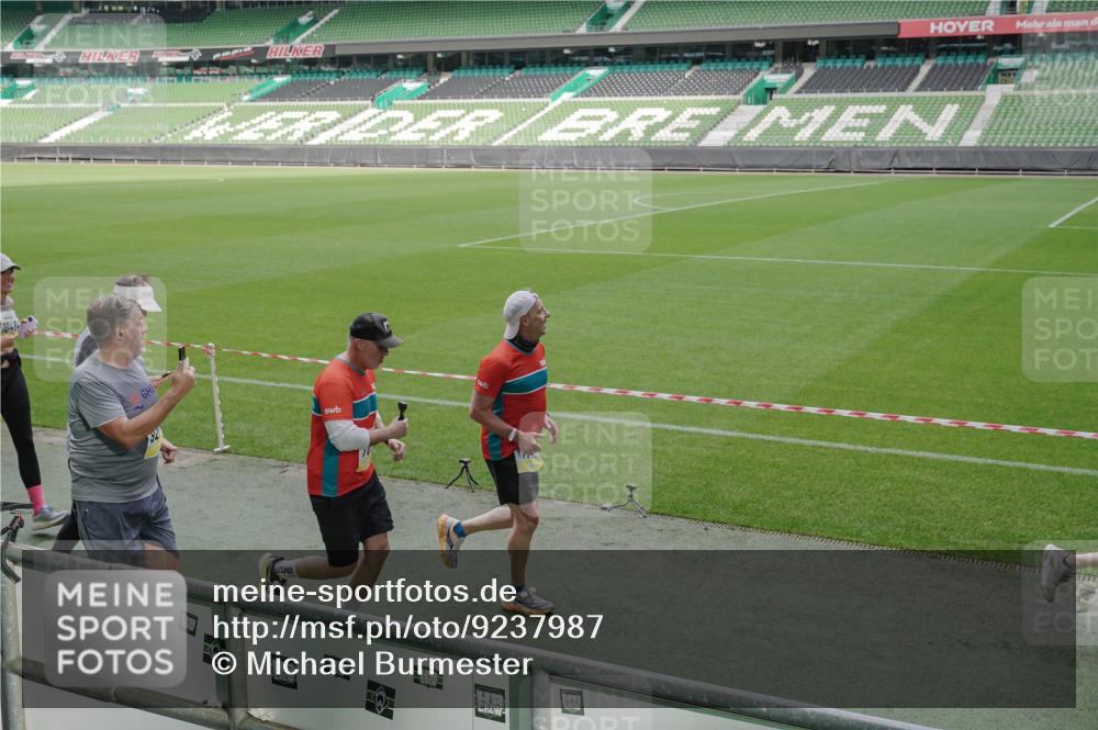 05.10.2025 - 20. swb-Marathon Bremen Michael Burmester http://msf.ph/oto/9237987 05.10.2025 10:33:26 Laufen im Stadion 7077, 9000, 9195, 9197, 9221, 9258, 9260, 9282, 9295, 9318, 9359, 9367, 9392, 9402, 9407, 9424, 9461, 9464, 9492, 9520, 9539, 9541, 9560, 9569, 9570, 9574, 9577, 9633, 9650, 9654, 9703, 9717, 9754, 9811, 9835, 9855, 9856, 9900, 9918, 9933, 9935, 9939, 9950, 10008, 10032, 10034, 10042, 10097, 10180, 10232, 10233, 10234, 10253, 10256, 10308, 10309, 10323, 10326, 10349, 10387, 10394, 10402, 10436, 10475, 10484, 10533, 10546, 10591, 10755, 10758, 10794, 10915, 10992, 7165 meine-sportfotos.de