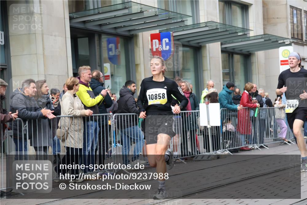 05.10.2025 - 20. swb-Marathon Bremen Strokosch-Dieckow http://msf.ph/oto/9237988 05.10.2025 10:45:55 Ziel 9351, 9362, 9400, 9500, 9921, 10688, 10858, 11074, 11446, 11462, 11513, 9351, 9362, 9400, 9500, 9921, 10688, 10858, 11074, 11446, 11462, 11513 meine-sportfotos.de