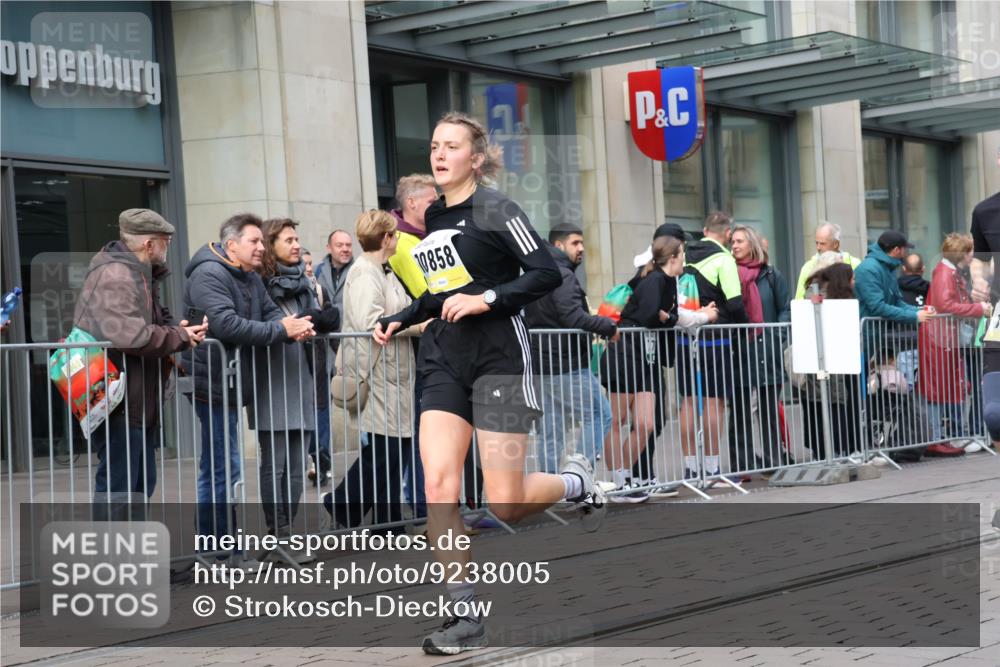 05.10.2025 - 20. swb-Marathon Bremen Strokosch-Dieckow http://msf.ph/oto/9238005 05.10.2025 10:45:55 Ziel 9351, 9362, 9400, 9500, 9921, 10688, 10858, 11074, 11446, 11462, 11513, 9351, 9362, 9400, 9500, 9921, 10688, 10858, 11074, 11446, 11462, 11513 meine-sportfotos.de
