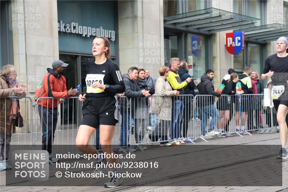 05.10.2025 - 20. swb-Marathon Bremen Strokosch-Dieckow http://msf.ph/oto/9238016 05.10.2025 10:45:56 Ziel 9351, 9362, 9400, 9921, 10688, 10858, 11074, 11167, 11446, 11462, 9351, 9362, 9400, 9921, 10688, 10858, 11074, 11167, 11446, 11462 meine-sportfotos.de