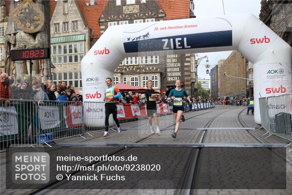 05.10.2025 - 20. swb-Marathon Bremen Yannick Fuchs http://msf.ph/oto/9238020 05.10.2025 10:39:12 Ziel 9403, 10847, 11594 meine-sportfotos.de
