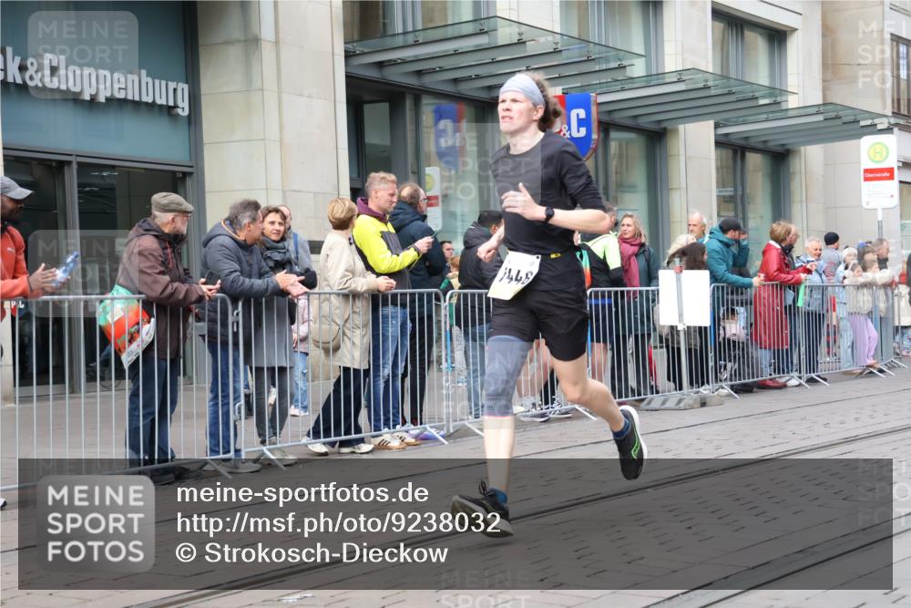 05.10.2025 - 20. swb-Marathon Bremen Strokosch-Dieckow http://msf.ph/oto/9238032 05.10.2025 10:45:56 Ziel 9351, 9362, 9400, 9921, 10688, 10858, 11074, 11167, 11446, 11462, 9351, 9362, 9400, 9921, 10688, 10858, 11074, 11167, 11446, 11462 meine-sportfotos.de