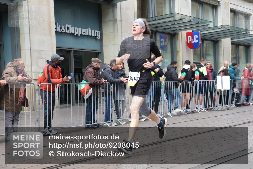 05.10.2025 - 20. swb-Marathon Bremen Strokosch-Dieckow http://msf.ph/oto/9238045 05.10.2025 10:45:57 Ziel 9351, 9362, 9400, 9921, 10858, 11074, 11167, 11446, 11462, 9351, 9362, 9400, 9921, 10858, 11074, 11167, 11446, 11462 meine-sportfotos.de