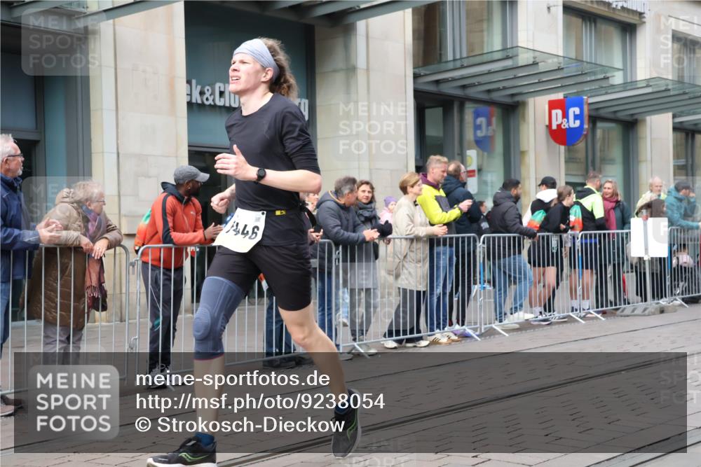 05.10.2025 - 20. swb-Marathon Bremen Strokosch-Dieckow http://msf.ph/oto/9238054 05.10.2025 10:45:57 Ziel 9351, 9362, 9400, 9921, 10858, 11074, 11167, 11446, 11462, 9351, 9362, 9400, 9921, 10858, 11074, 11167, 11446, 11462 meine-sportfotos.de