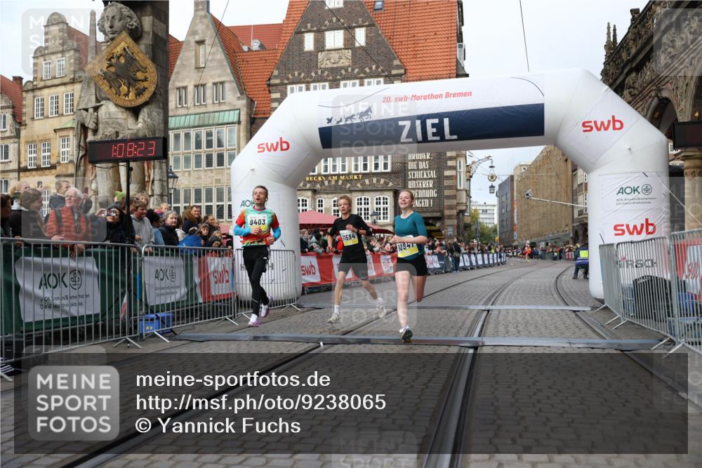 05.10.2025 - 20. swb-Marathon Bremen Yannick Fuchs http://msf.ph/oto/9238065 05.10.2025 10:39:13 Ziel 9403, 10847, 11594 meine-sportfotos.de