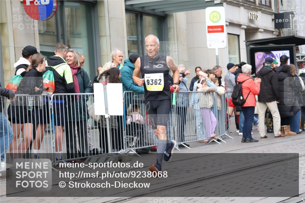 05.10.2025 - 20. swb-Marathon Bremen Strokosch-Dieckow http://msf.ph/oto/9238068 05.10.2025 10:45:58 Ziel 9351, 9362, 9400, 9921, 10858, 11167, 11446, 11462, 9351, 9362, 9400, 9921, 10858, 11167, 11446, 11462 meine-sportfotos.de