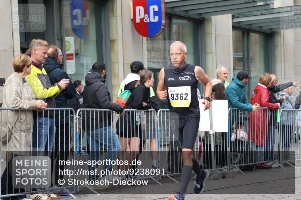05.10.2025 - 20. swb-Marathon Bremen Strokosch-Dieckow http://msf.ph/oto/9238091 05.10.2025 10:45:58 Ziel 9351, 9362, 9400, 9921, 10858, 11167, 11446, 11462, 9351, 9362, 9400, 9921, 10858, 11167, 11446, 11462 meine-sportfotos.de