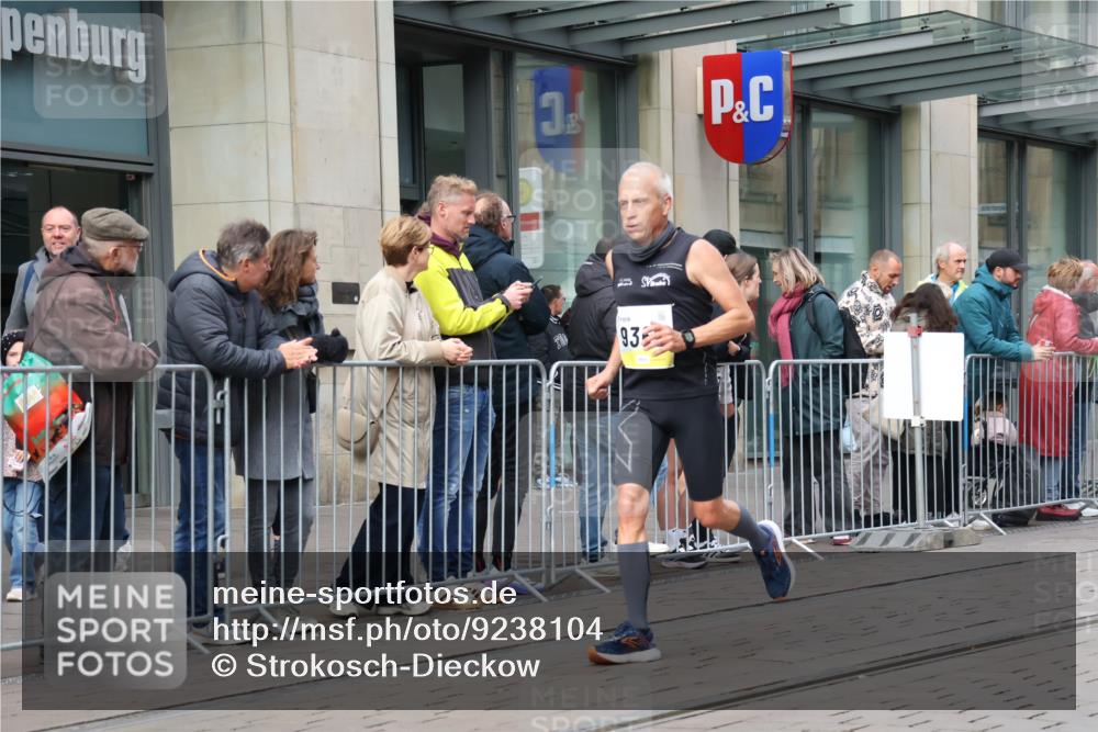 05.10.2025 - 20. swb-Marathon Bremen Strokosch-Dieckow http://msf.ph/oto/9238104 05.10.2025 10:45:59 Ziel 9351, 9362, 9400, 9921, 10858, 11167, 11446, 11462, 9351, 9362, 9400, 9921, 10858, 11167, 11446, 11462 meine-sportfotos.de