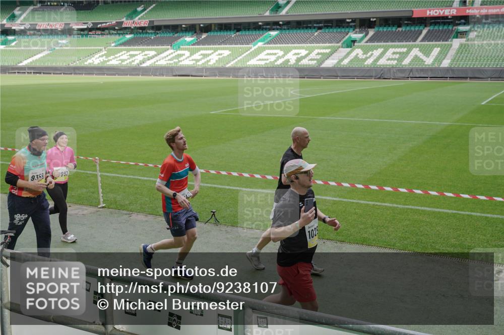 05.10.2025 - 20. swb-Marathon Bremen Michael Burmester http://msf.ph/oto/9238107 05.10.2025 10:33:29 Laufen im Stadion 5172, 7077, 9000, 9195, 9197, 9221, 9258, 9260, 9282, 9295, 9359, 9367, 9392, 9402, 9407, 9424, 9461, 9464, 9492, 9520, 9539, 9541, 9560, 9569, 9570, 9574, 9577, 9633, 9650, 9654, 9703, 9717, 9754, 9811, 9835, 9855, 9856, 9900, 9918, 9933, 9935, 9950, 10008, 10032, 10034, 10042, 10097, 10180, 10232, 10233, 10234, 10253, 10256, 10287, 10307, 10323, 10387, 10394, 10402, 10475, 10484, 10533, 10546, 10591, 10755, 10758, 10794, 10915, 10992, 7165, 9407 meine-sportfotos.de