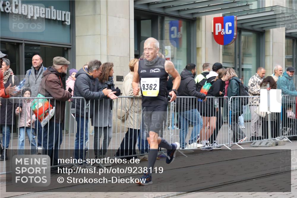 05.10.2025 - 20. swb-Marathon Bremen Strokosch-Dieckow http://msf.ph/oto/9238119 05.10.2025 10:45:59 Ziel 9351, 9362, 9400, 9921, 10858, 11167, 11446, 11462, 9351, 9362, 9400, 9921, 10858, 11167, 11446, 11462 meine-sportfotos.de