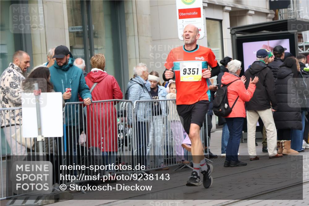 05.10.2025 - 20. swb-Marathon Bremen Strokosch-Dieckow http://msf.ph/oto/9238143 05.10.2025 10:46:00 Ziel 9351, 9362, 9400, 9921, 10858, 11167, 11446, 11462, 9351, 9362, 9400, 9921, 10858, 11167, 11446, 11462 meine-sportfotos.de