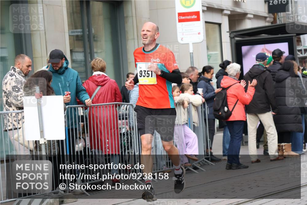 05.10.2025 - 20. swb-Marathon Bremen Strokosch-Dieckow http://msf.ph/oto/9238158 05.10.2025 10:46:01 Ziel 9207, 9351, 9362, 9400, 9921, 11167, 11446, 11462, 9207, 9351, 9362, 9400, 9921, 11167, 11446, 11462 meine-sportfotos.de