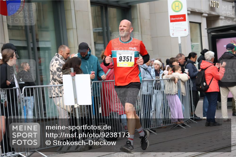05.10.2025 - 20. swb-Marathon Bremen Strokosch-Dieckow http://msf.ph/oto/9238173 05.10.2025 10:46:01 Ziel 9207, 9351, 9362, 9400, 9921, 11167, 11446, 11462, 9207, 9351, 9362, 9400, 9921, 11167, 11446, 11462 meine-sportfotos.de