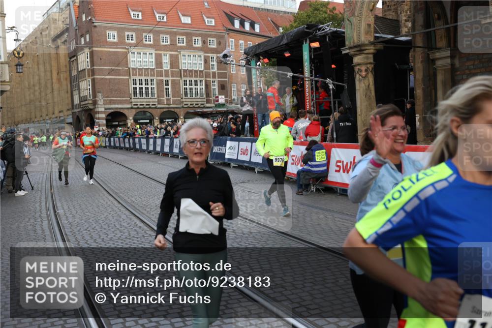 05.10.2025 - 20. swb-Marathon Bremen Yannick Fuchs http://msf.ph/oto/9238183 05.10.2025 11:06:57 Ziel 8574, 9321, 9605, 9826, 9942, 10001, 10148, 10168, 10498, 10580, 10747, 10748, 10937, 11355, 11389, 11414, 11497, 11565 meine-sportfotos.de