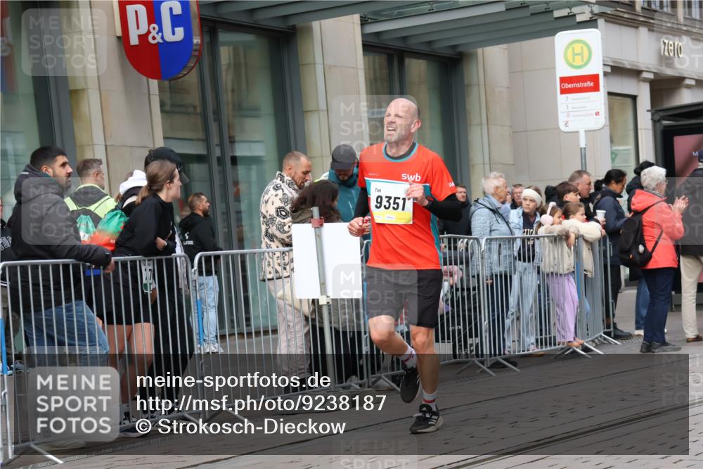 05.10.2025 - 20. swb-Marathon Bremen Strokosch-Dieckow http://msf.ph/oto/9238187 05.10.2025 10:46:01 Ziel 9207, 9351, 9362, 9400, 9921, 11167, 11446, 11462, 9207, 9351, 9362, 9400, 9921, 11167, 11446, 11462 meine-sportfotos.de