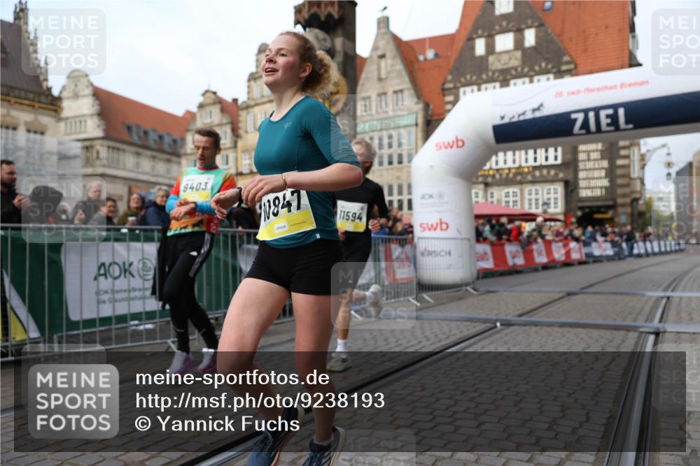 05.10.2025 - 20. swb-Marathon Bremen Yannick Fuchs http://msf.ph/oto/9238193 05.10.2025 10:39:14 Ziel 9403, 10847, 11594 meine-sportfotos.de